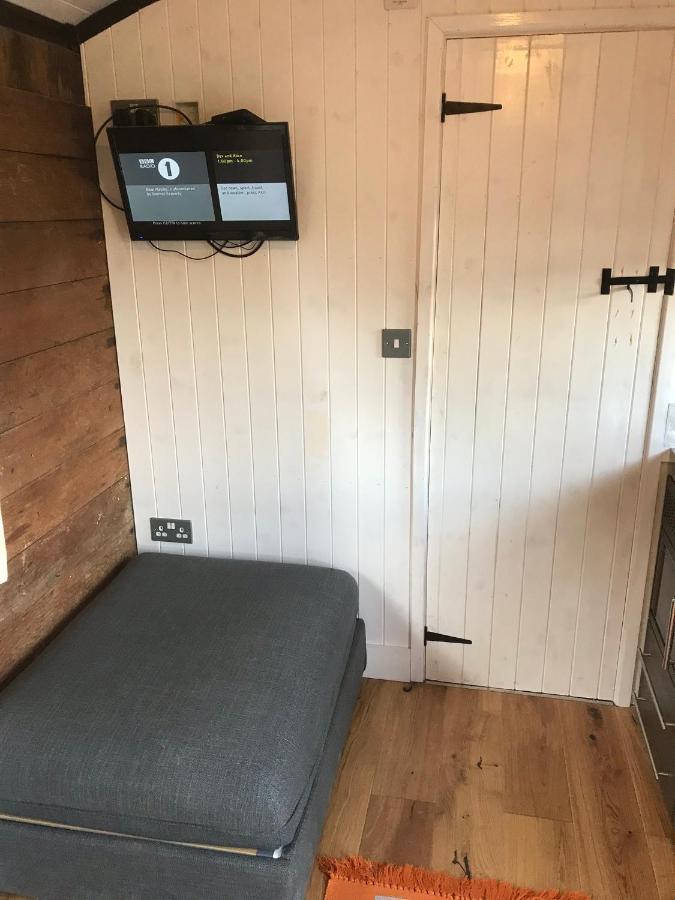 Luxury Cosy Carriage With Electric Private Hot Tub Apartment Hereford Exterior photo